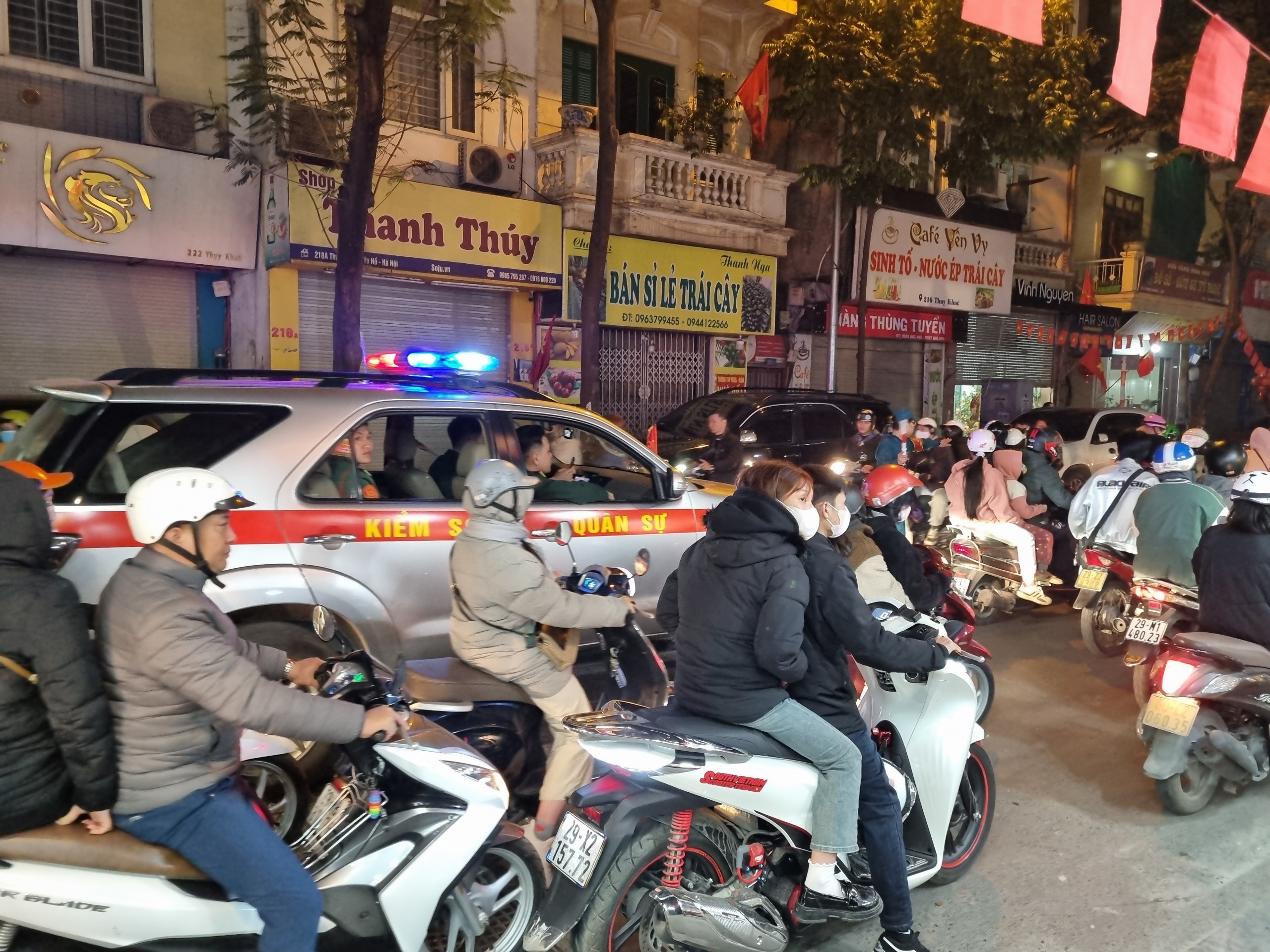 Biển người đổ ra đường xem lễ hội ánh sáng nghệ thuật - Ảnh 7. Biển người đổ ra đường xem lễ hội ánh sáng nghệ thuật - Ảnh 7.