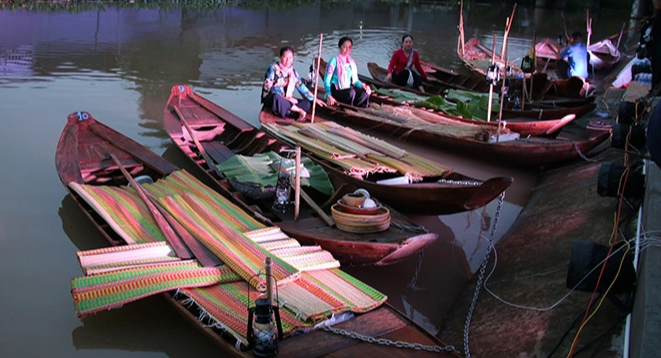Nửa đêm đi mua chiếu ở chợ ma Đồng Tháp - Ảnh 2. Nửa đêm đi mua chiếu ở chợ ma Đồng Tháp - Ảnh 2.