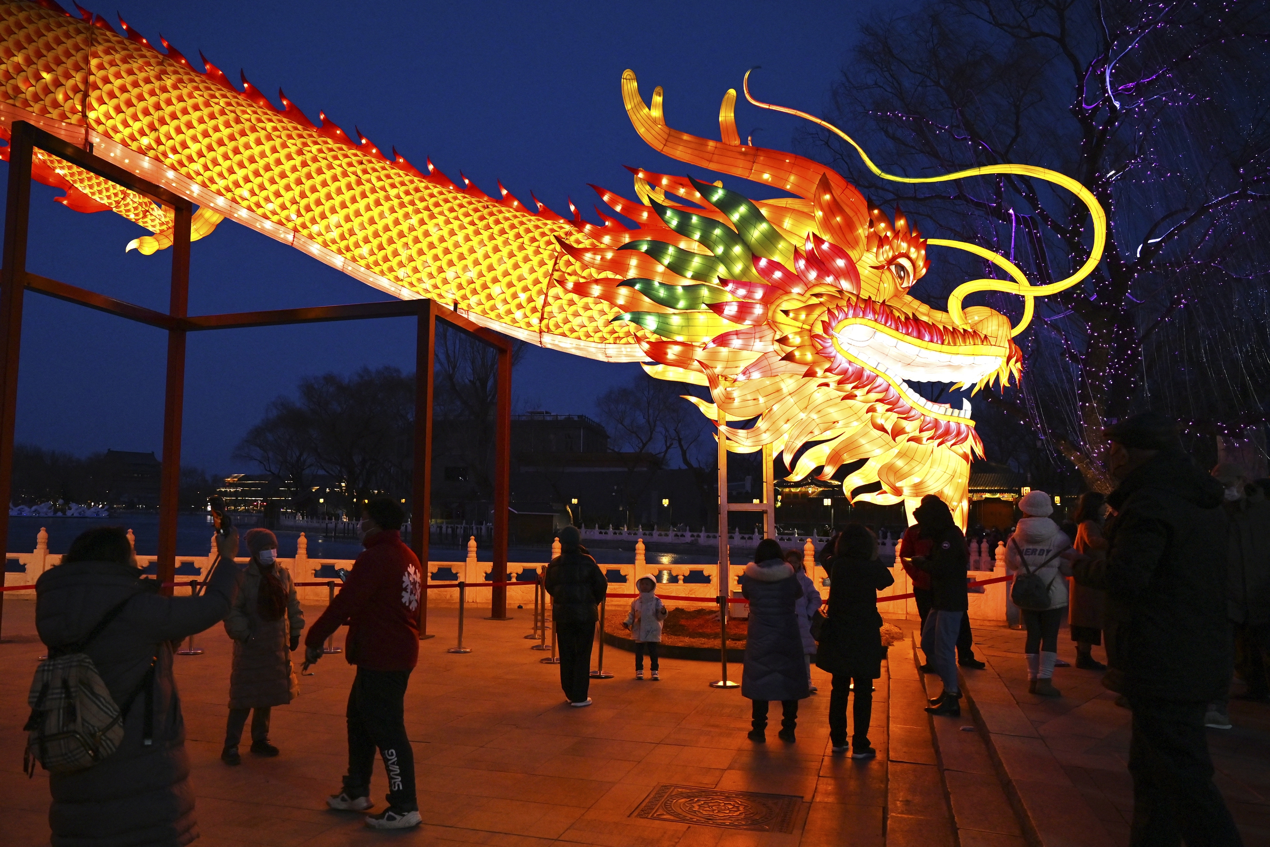 Thời khắc năm con thỏ (theo văn hóa Trung Quốc) qua đi và năm con rồng bắt đầu tại Bắc Kinh Đêm giao thừa Giáp Thìn rực rỡ sắc màu trên thế giới- Ảnh 3.