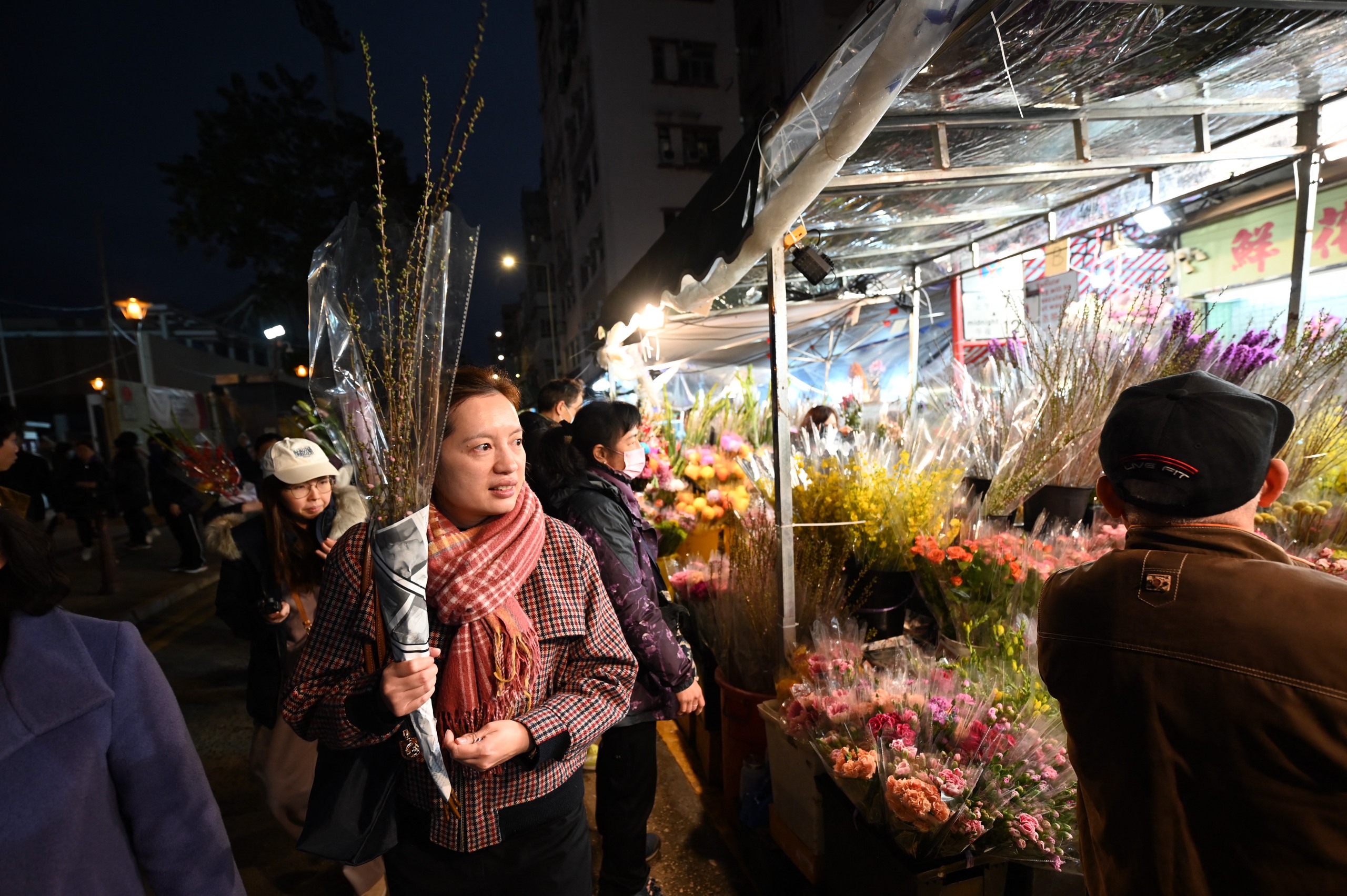 Khách mua hoa trong đêm giao thừa tại chợ Mongkok, Hồng Kông Đêm giao thừa Giáp Thìn rực rỡ sắc màu trên thế giới- Ảnh 6.