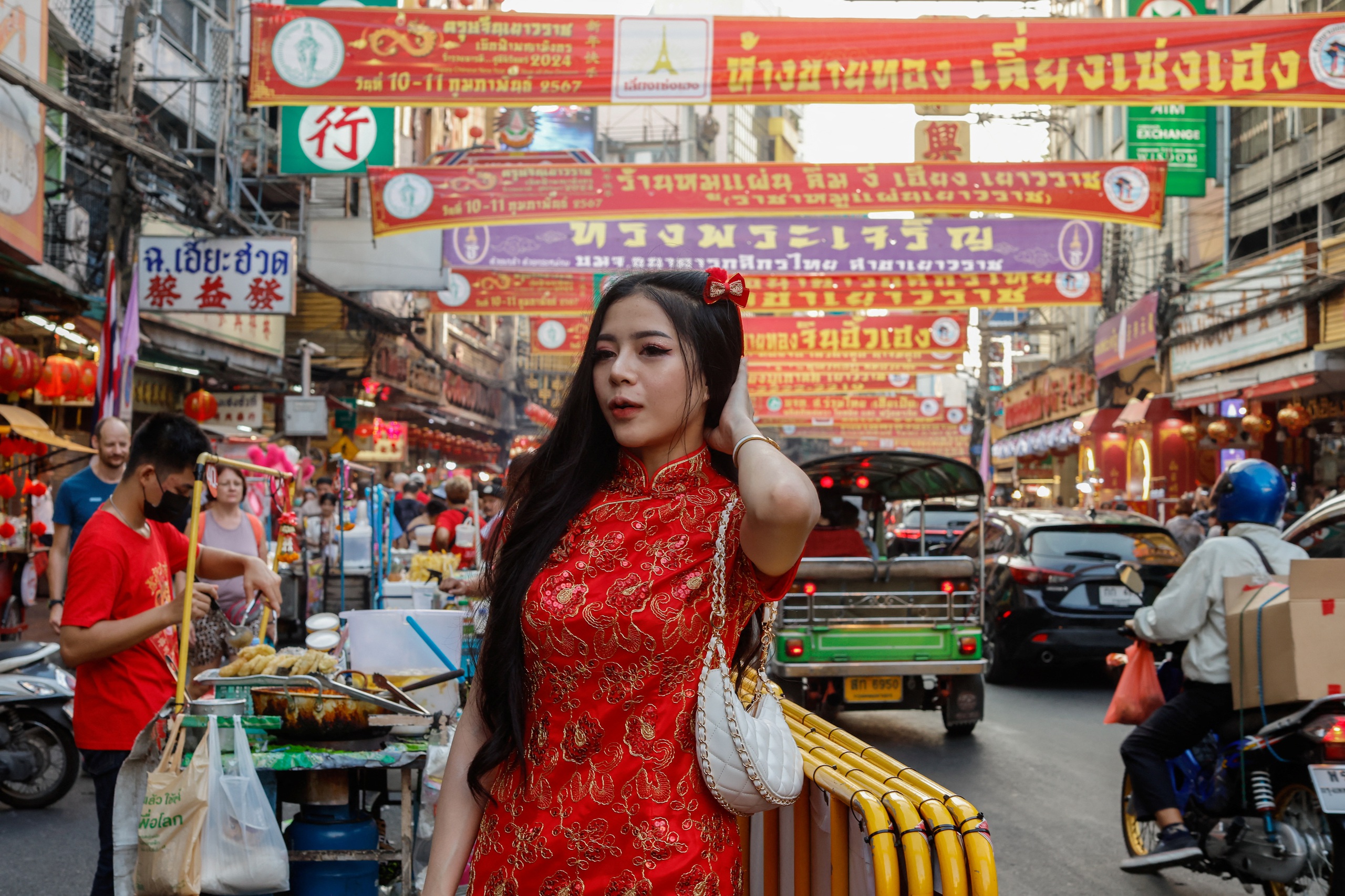 Đường Yaowarat tại khu phố Hoa ở Bangkok vào ngày 30 tháng chạp Quý Mão Đêm giao thừa Giáp Thìn rực rỡ sắc màu trên thế giới- Ảnh 9.