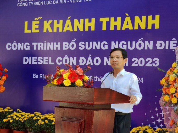 Ông Lê Văn Phong, Bí thư kiêm Chủ tịch UBND huyện Côn Đảo  phát biểu tại buổi lễ. Ảnh: XIN TÊN NGƯỜI CHỤP