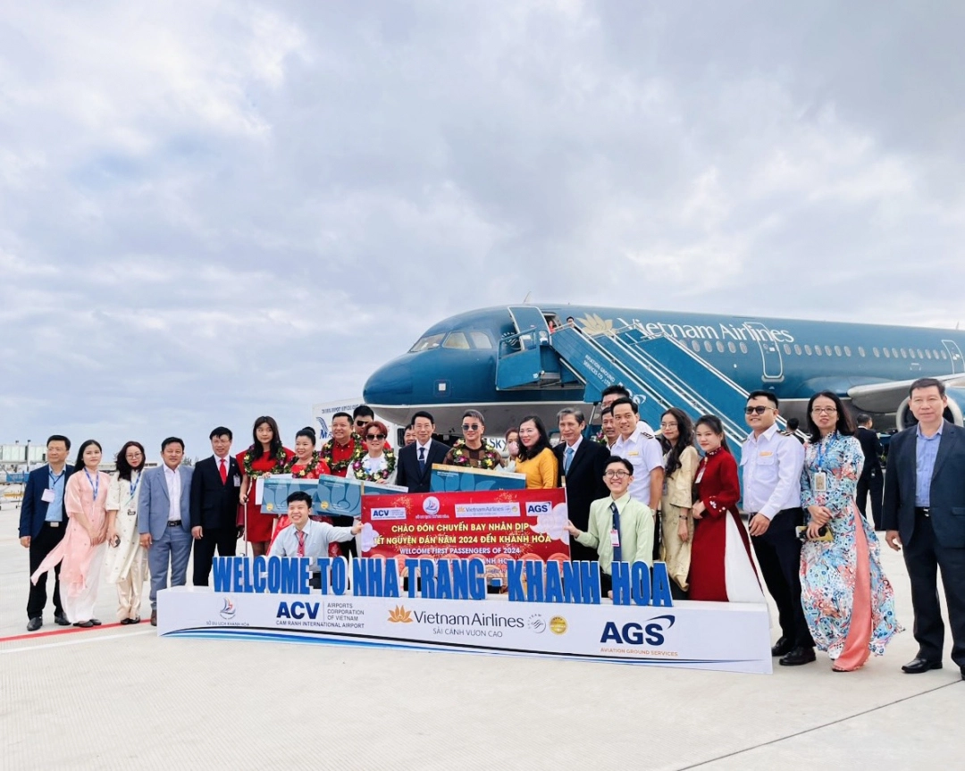 Khánh Hòa đón chuyến bay “xông đất” đầu năm mới- Ảnh 2. Khánh Hòa đón chuyến bay “xông đất” đầu năm mới- Ảnh 2.