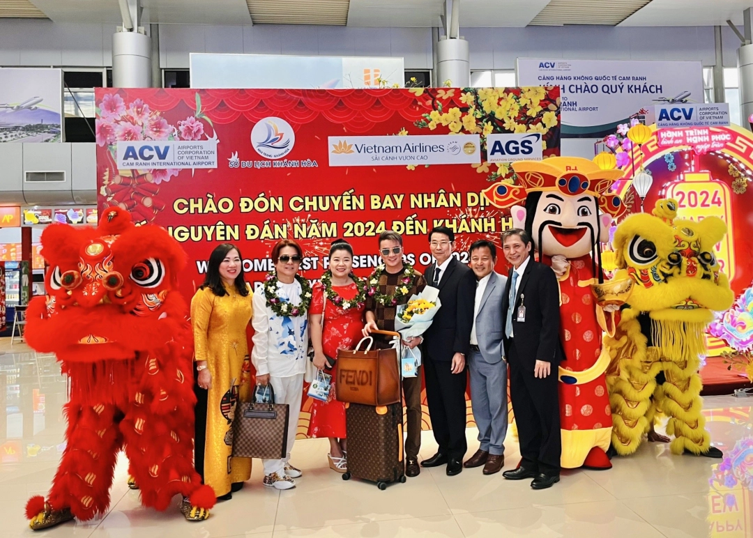 Khánh Hòa đón chuyến bay “xông đất” đầu năm mới- Ảnh 3. Khánh Hòa đón chuyến bay “xông đất” đầu năm mới- Ảnh 3.