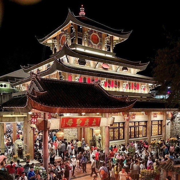 ‘Biển người’ đổ về Miếu Bà Chúa Xứ núi Sam đảnh lễ Mùng 1 Tết Giáp Thìn- Ảnh 3. ‘Biển người’ đổ về Miếu Bà Chúa Xứ núi Sam đảnh lễ Mùng 1 Tết Giáp Thìn- Ảnh 3.
