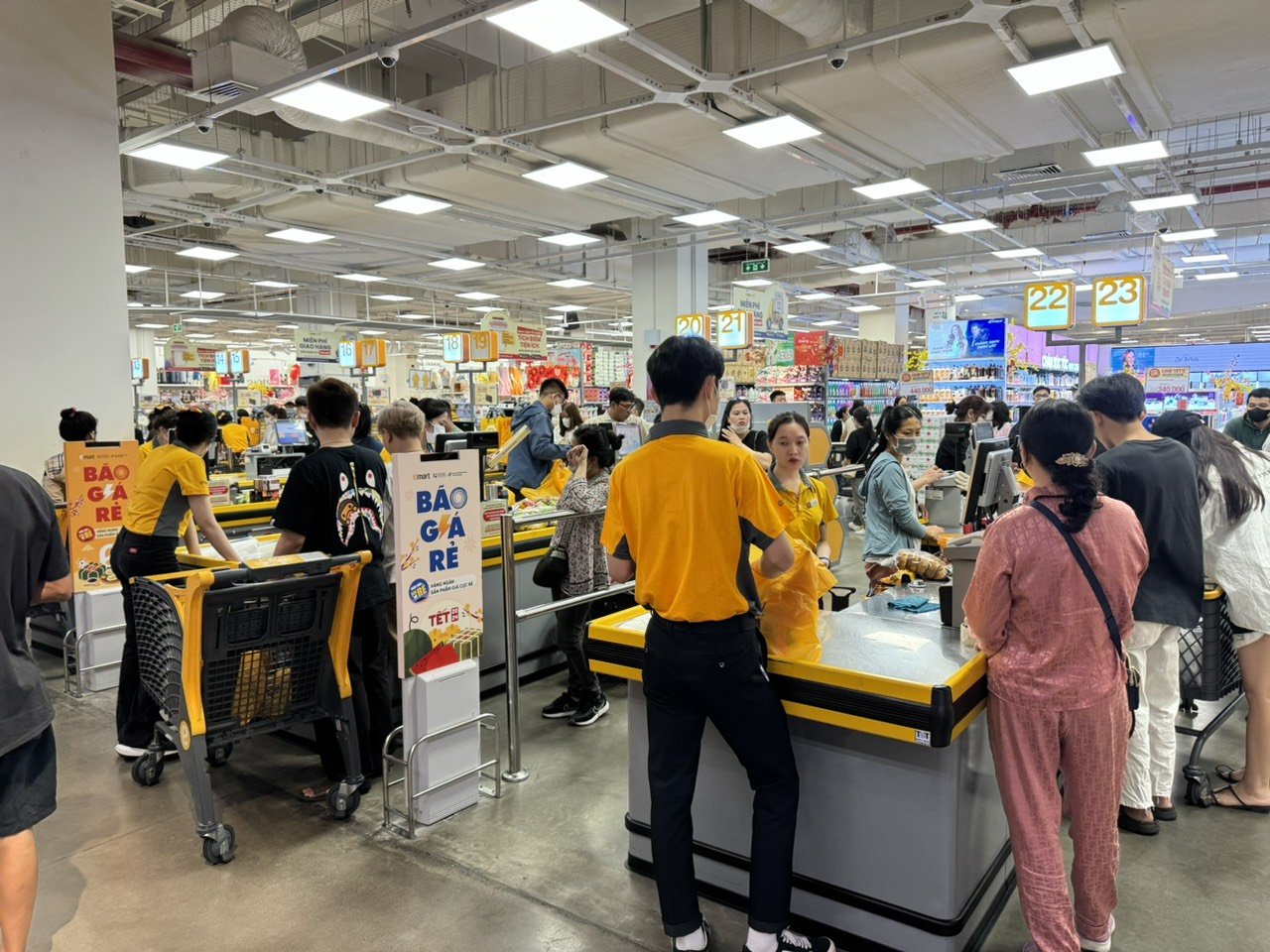Sôi động mua sắm trước tết- Ảnh 4. Sôi động mua sắm trước tết- Ảnh 4.