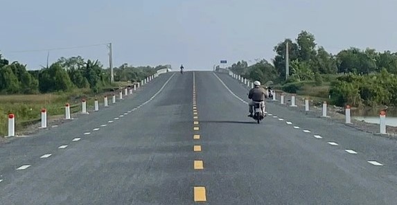 Tuyến tránh Quốc lộ 1A tỉnh Cà Mau đã hoàn thành, mở ra cung đường mới từ thành phố Cà Mau xuôi về Đất Mũi dễ dàng hơn. Ảnh: Nhật Hồ