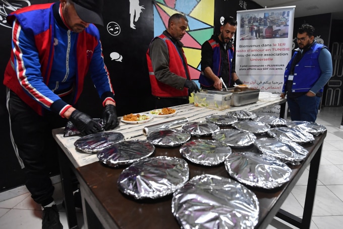 Tình nguyện viên Nhà hàng tình yêu chuẩn bị bữa ăn cho người vô gia cư ở Tunis, Tunisia ngày 26/1. Ảnh: AFP