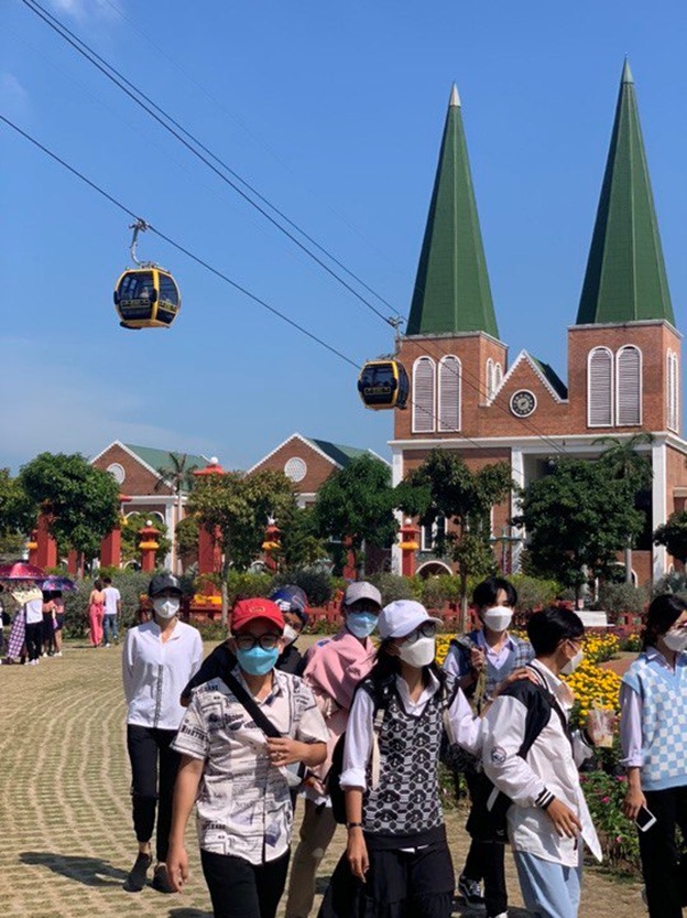 Diễn viên Tuyền mập nói về chuyến đi cáp treo viếng Bà chúa Xứ núi Sam- Ảnh 5. https://thegioivanhoa.net/wp-content/uploads/2024/02/tuyen-map-3.jpg