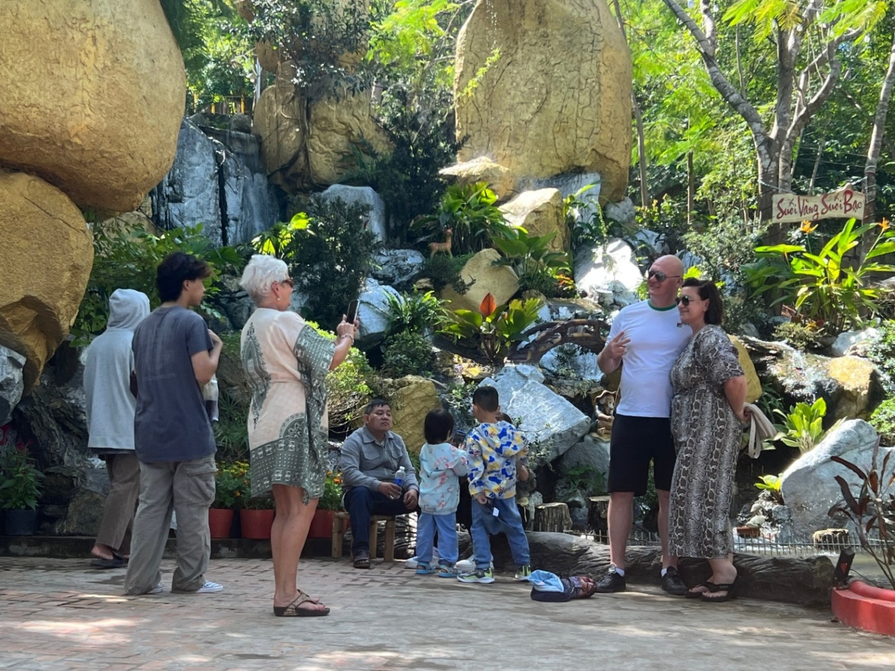 Diễn viên Tuyền mập nói về chuyến đi cáp treo viếng Bà chúa Xứ núi Sam- Ảnh 12. C:\Users\PhuocMai\Desktop\hinh cap treo\2894412fc5141e4a4705-9985-1674458501.jpg