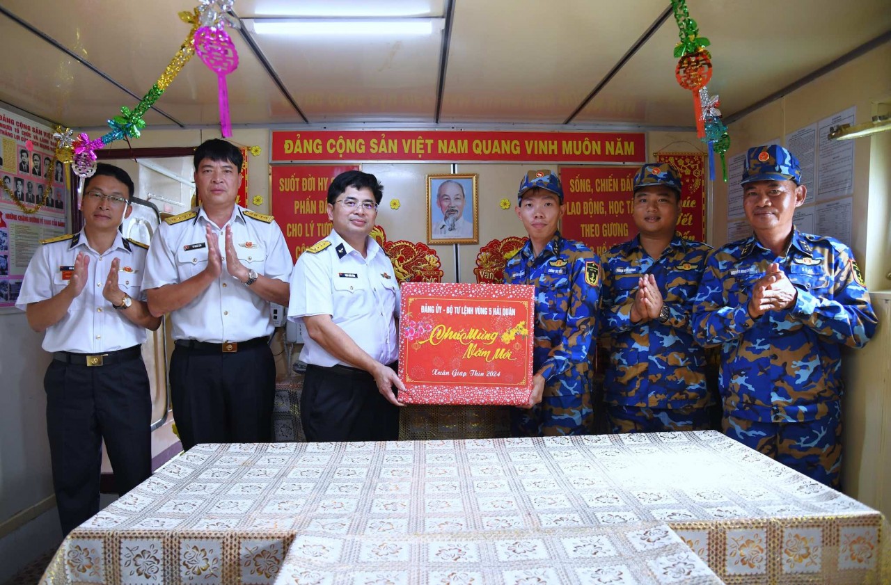 Vùng 5 Hải quân: Vui Xuân, đón Tết, sẵn sàng chiến đấu cao Vùng 5 Hải quân: Vui Xuân, đón Tết, sẵn sàng chiến đấu cao