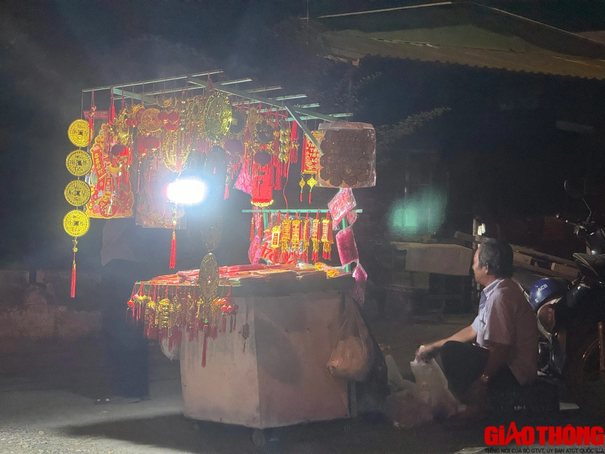 Những phận người tất bật mưu sinh đêm Giao thừa- Ảnh 2. Những phận người tất bật mưu sinh đêm Giao thừa- Ảnh 2.
