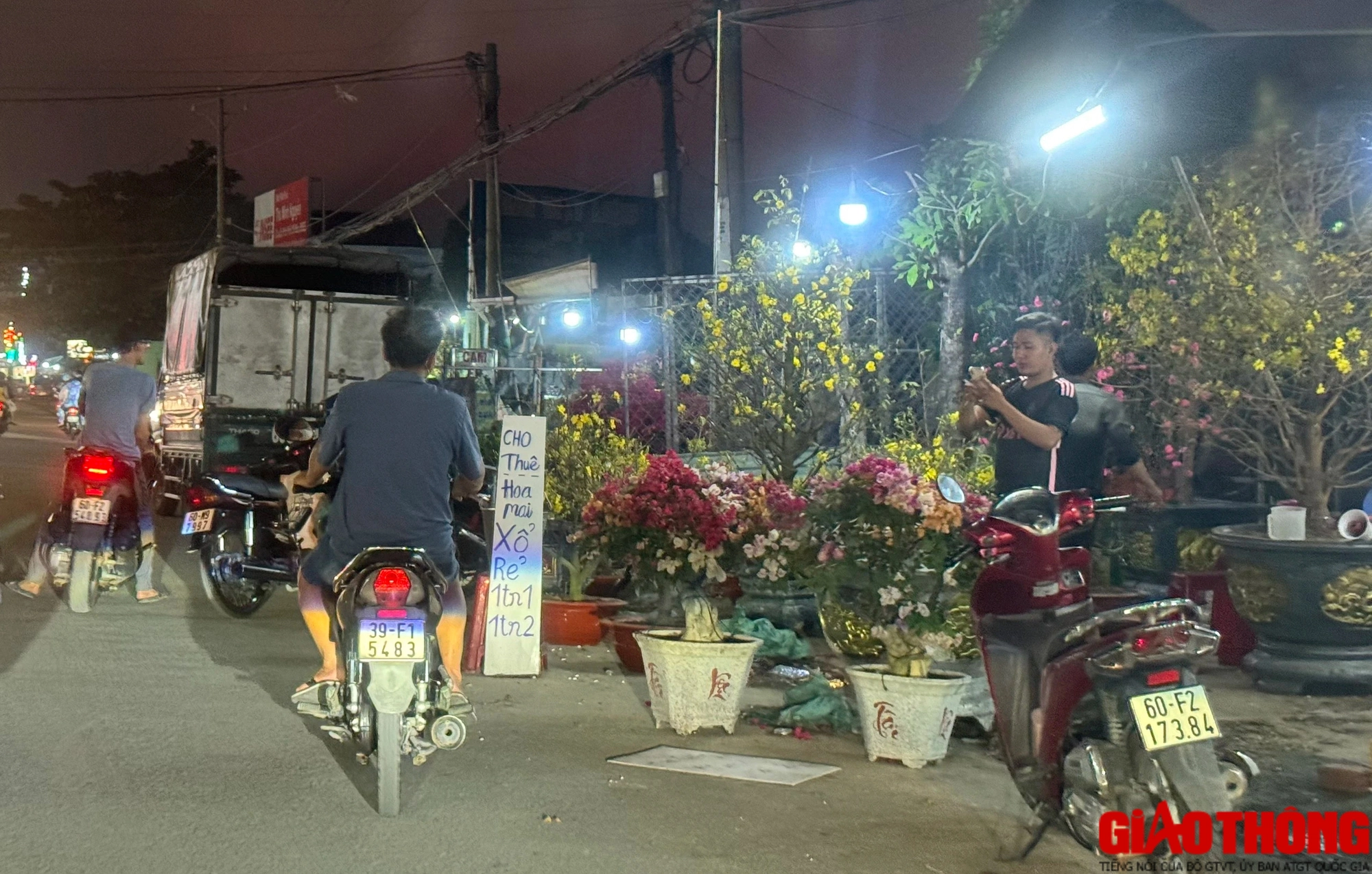 Những phận người tất bật mưu sinh đêm Giao thừa- Ảnh 5. Những phận người tất bật mưu sinh đêm Giao thừa- Ảnh 5.