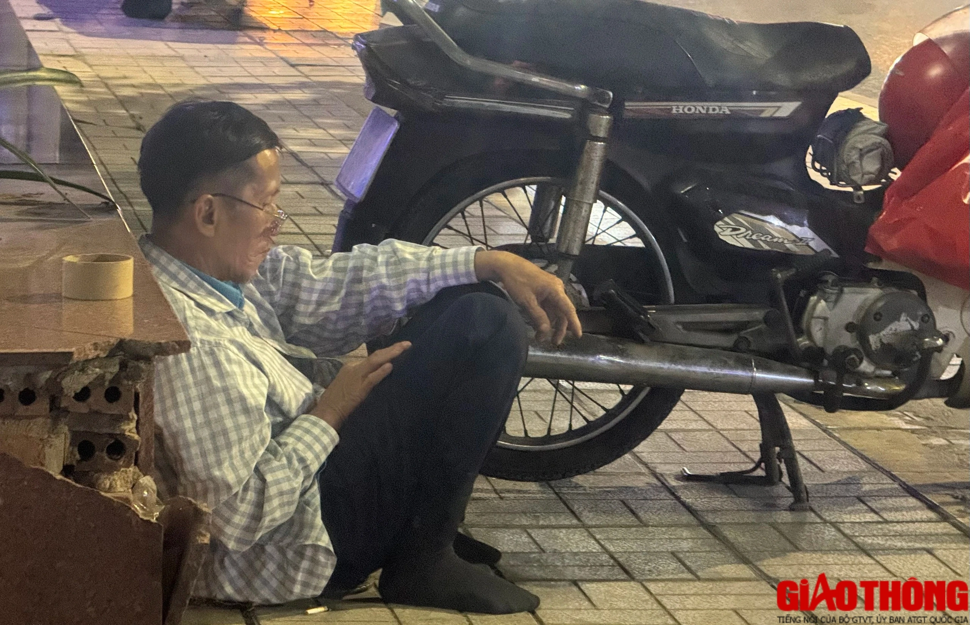 Những phận người tất bật mưu sinh đêm Giao thừa- Ảnh 4. Những phận người tất bật mưu sinh đêm Giao thừa- Ảnh 4.