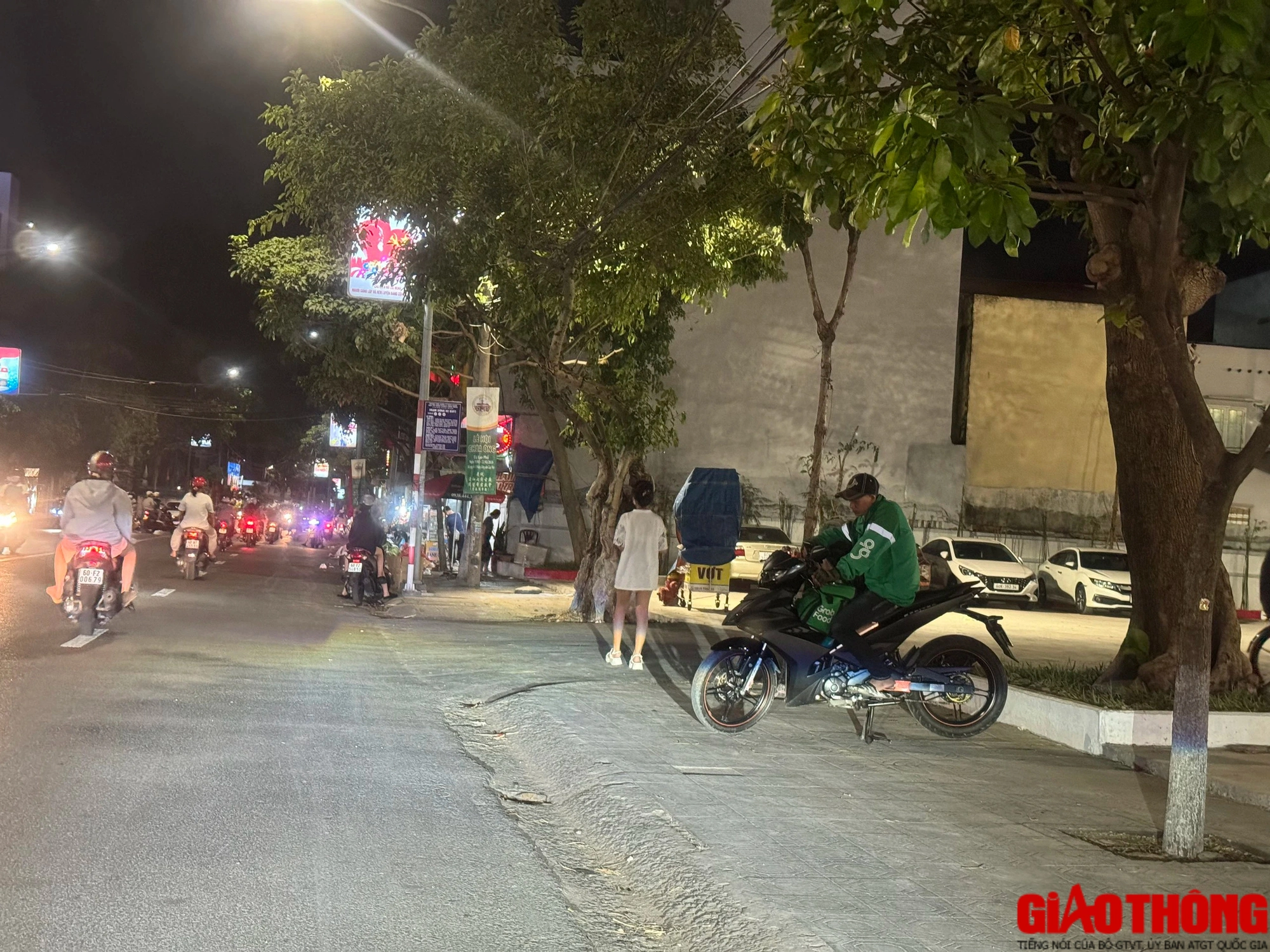Những phận người tất bật mưu sinh đêm Giao thừa- Ảnh 6. Những phận người tất bật mưu sinh đêm Giao thừa- Ảnh 6.