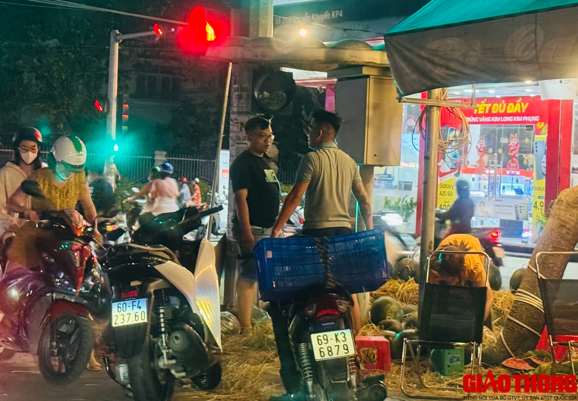 Những phận người tất bật mưu sinh đêm Giao thừa- Ảnh 9. Những phận người tất bật mưu sinh đêm Giao thừa- Ảnh 9.