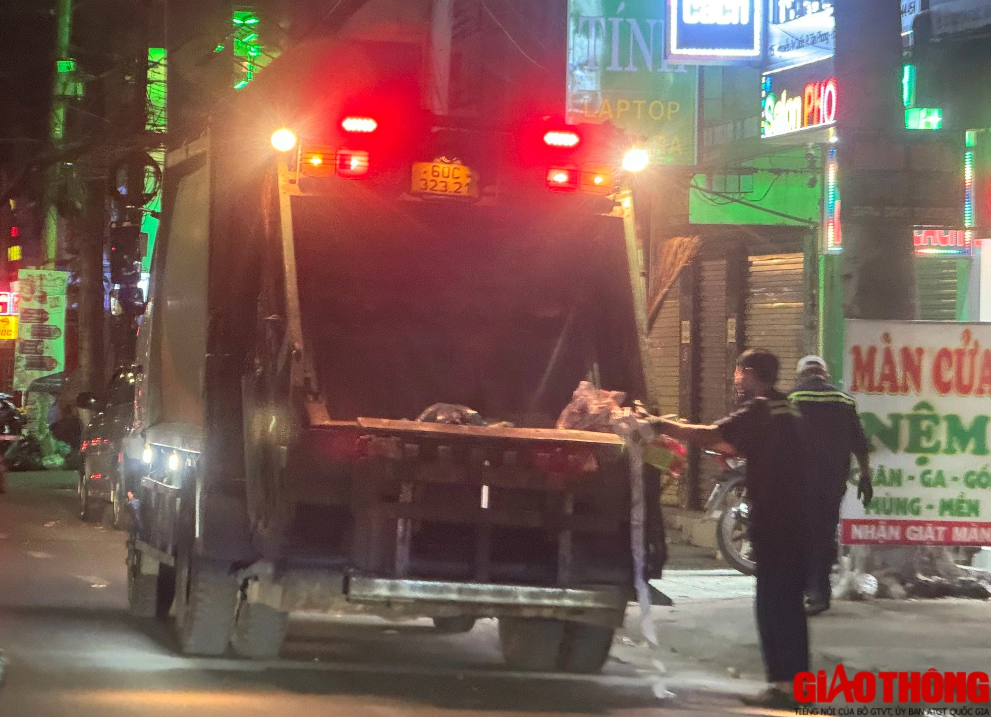 Những phận người tất bật mưu sinh đêm Giao thừa- Ảnh 8. Những phận người tất bật mưu sinh đêm Giao thừa- Ảnh 8.