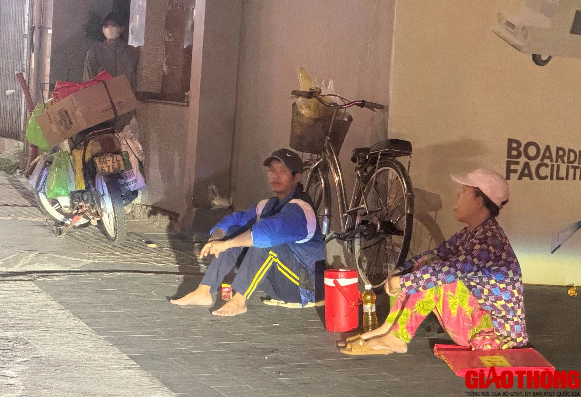 Những phận người tất bật mưu sinh đêm Giao thừa- Ảnh 10. Những phận người tất bật mưu sinh đêm Giao thừa- Ảnh 10.
