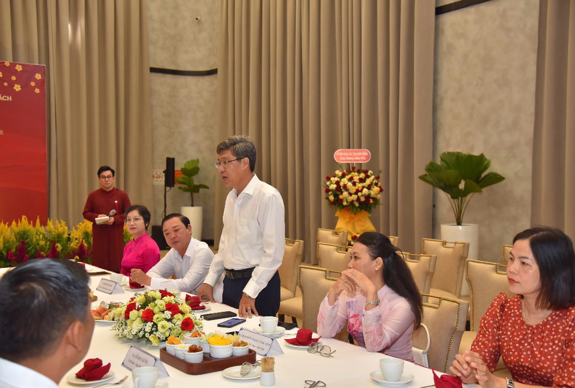 Mùng 1 Tết, du khách quốc tế đi tàu bắt ngờ được nhận lì xì- Ảnh 6. Mùng 1 Tết, du khách quốc tế đi tàu bắt ngờ được nhận lì xì- Ảnh 6.