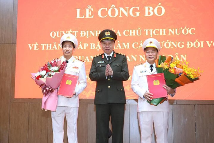 Bộ trưởng Tô Lâm trao quyết định cho hai trung tướng Nguyễn Văn Long (phải) và Lê Văn Tuyến. (Ảnh: Bộ Công an)