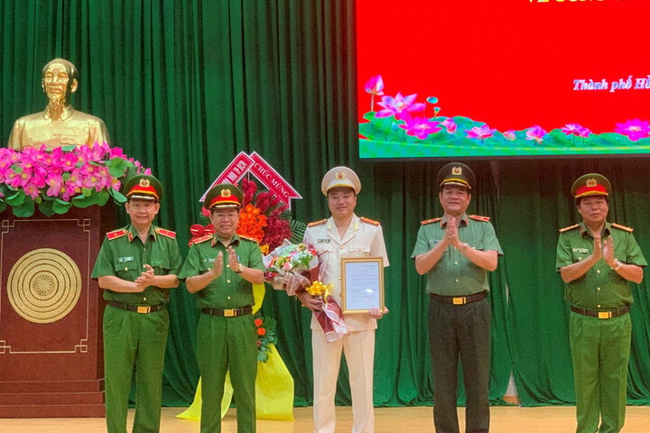 Ông Mai Hoàng (chính giữa) tại lễ trao quyết định giữ chức Phó Giám đốc Công an TP.HCM hồi cuối tháng 7/2023. (Ảnh: tphcm.chinhphu.vn)
