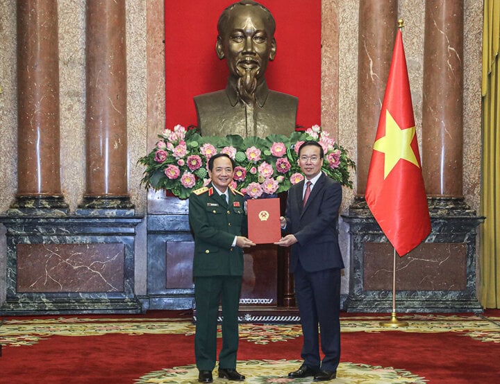 Chủ tịch nước Võ Văn Thưởng trao Quyết định thăng quân hàm Thượng tướng cho ông Trịnh Văn Quyết. (Ảnh: Văn phòng Chủ tịch nước)