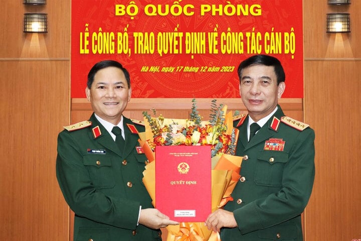 Đại tướng Phan Văn Giang trao quyết định thăng quân hàm Trung tướng cho ông Phạm Trường Sơn. (Ảnh: Báo Hà Tĩnh)