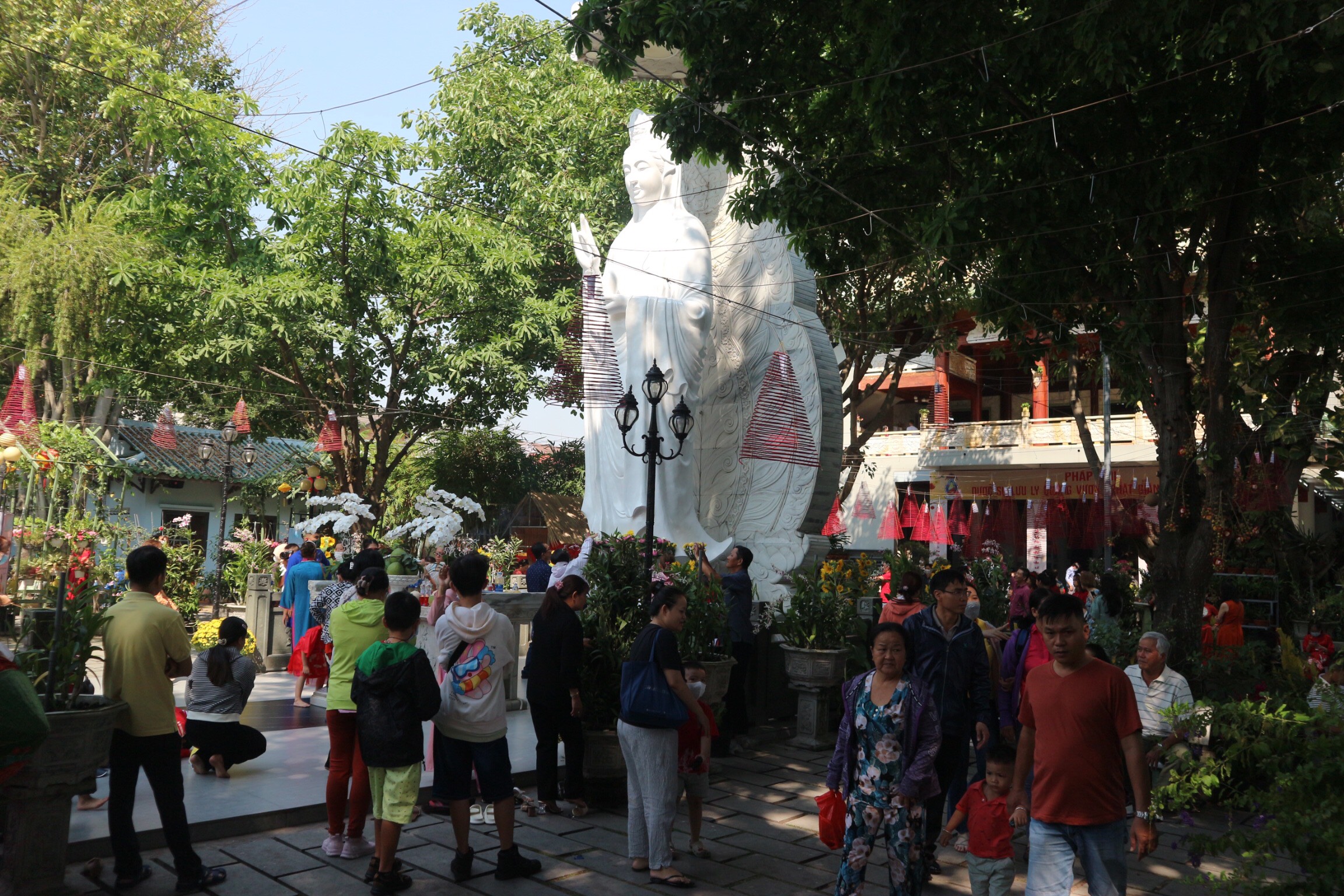 Mùng 1 Tết Nguyên đán người dân TP.HCM nô nức đi lễ chùa- Ảnh 2. Mùng 1 Tết Nguyên đán người dân TP.HCM nô nức đi lễ chùa- Ảnh 2.