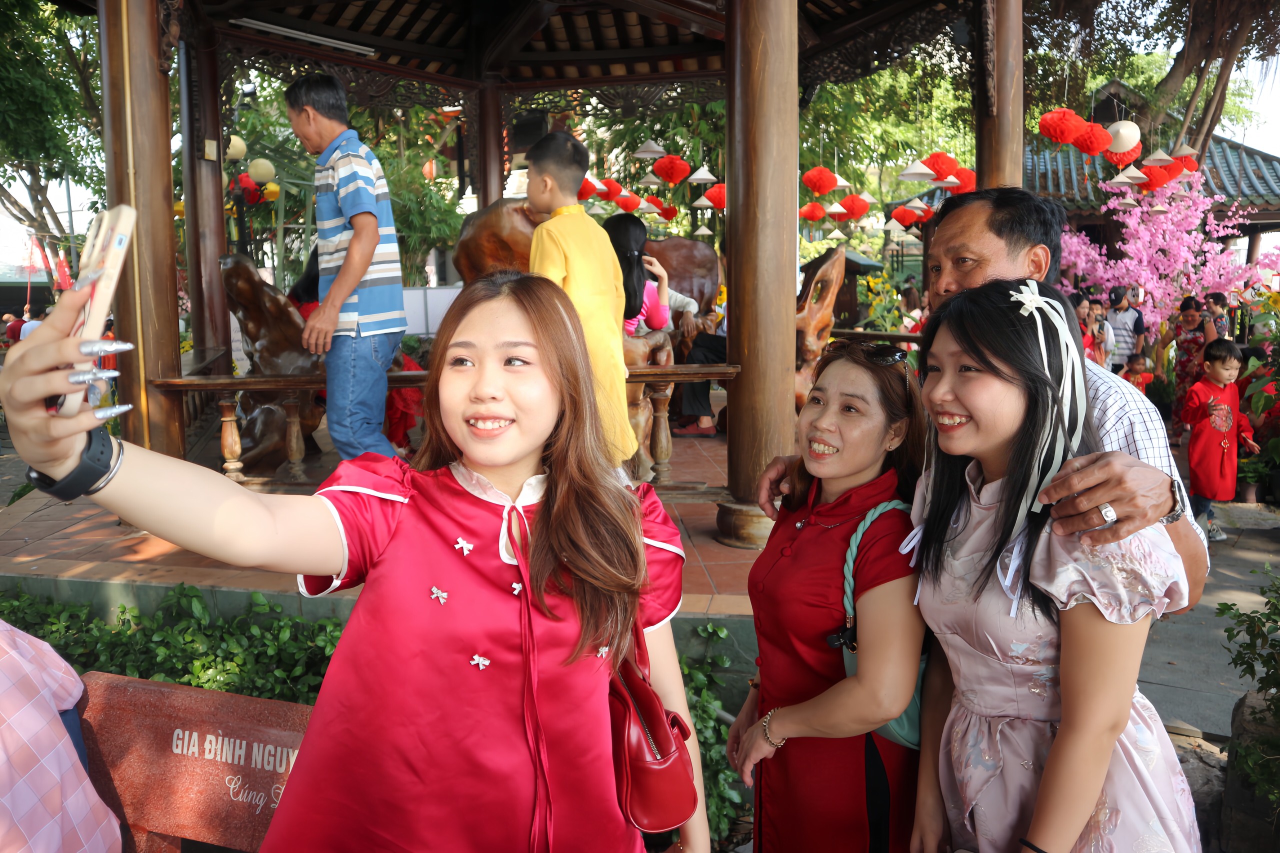 Mùng 1 Tết Nguyên đán người dân TP.HCM nô nức đi lễ chùa- Ảnh 3. Mùng 1 Tết Nguyên đán người dân TP.HCM nô nức đi lễ chùa- Ảnh 3.