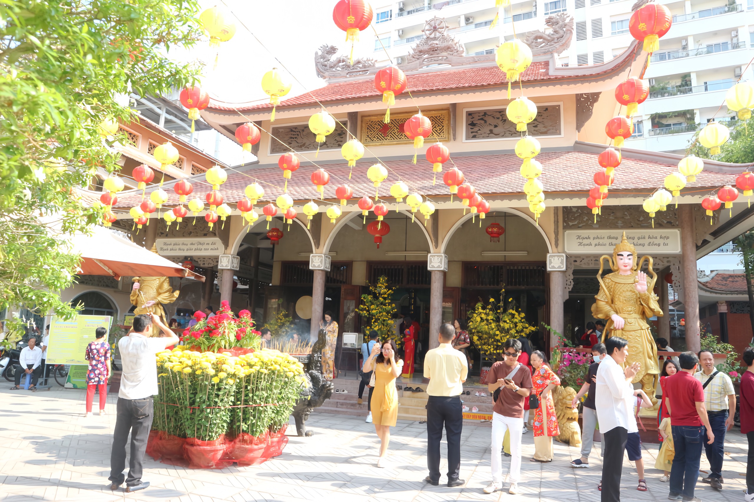 Mùng 1 Tết Nguyên đán người dân TP.HCM nô nức đi lễ chùa- Ảnh 4. Mùng 1 Tết Nguyên đán người dân TP.HCM nô nức đi lễ chùa- Ảnh 4.