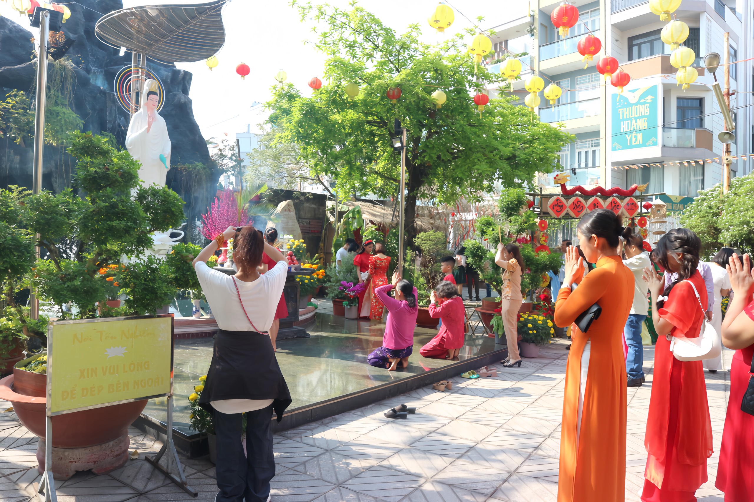 Mùng 1 Tết Nguyên đán người dân TP.HCM nô nức đi lễ chùa- Ảnh 5. Mùng 1 Tết Nguyên đán người dân TP.HCM nô nức đi lễ chùa- Ảnh 5.