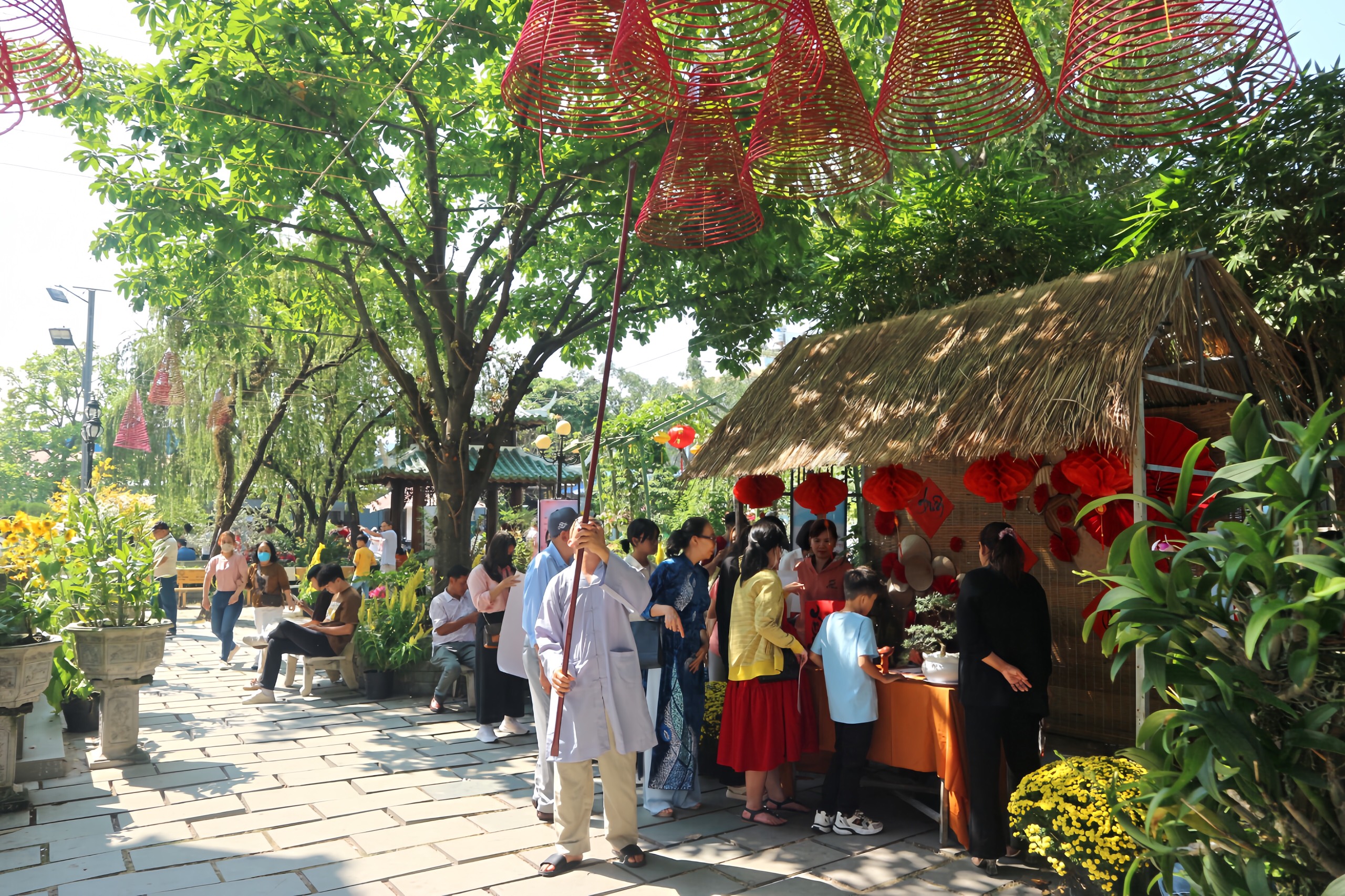 Mùng 1 Tết Nguyên đán người dân TP.HCM nô nức đi lễ chùa- Ảnh 10. Mùng 1 Tết Nguyên đán người dân TP.HCM nô nức đi lễ chùa- Ảnh 10.