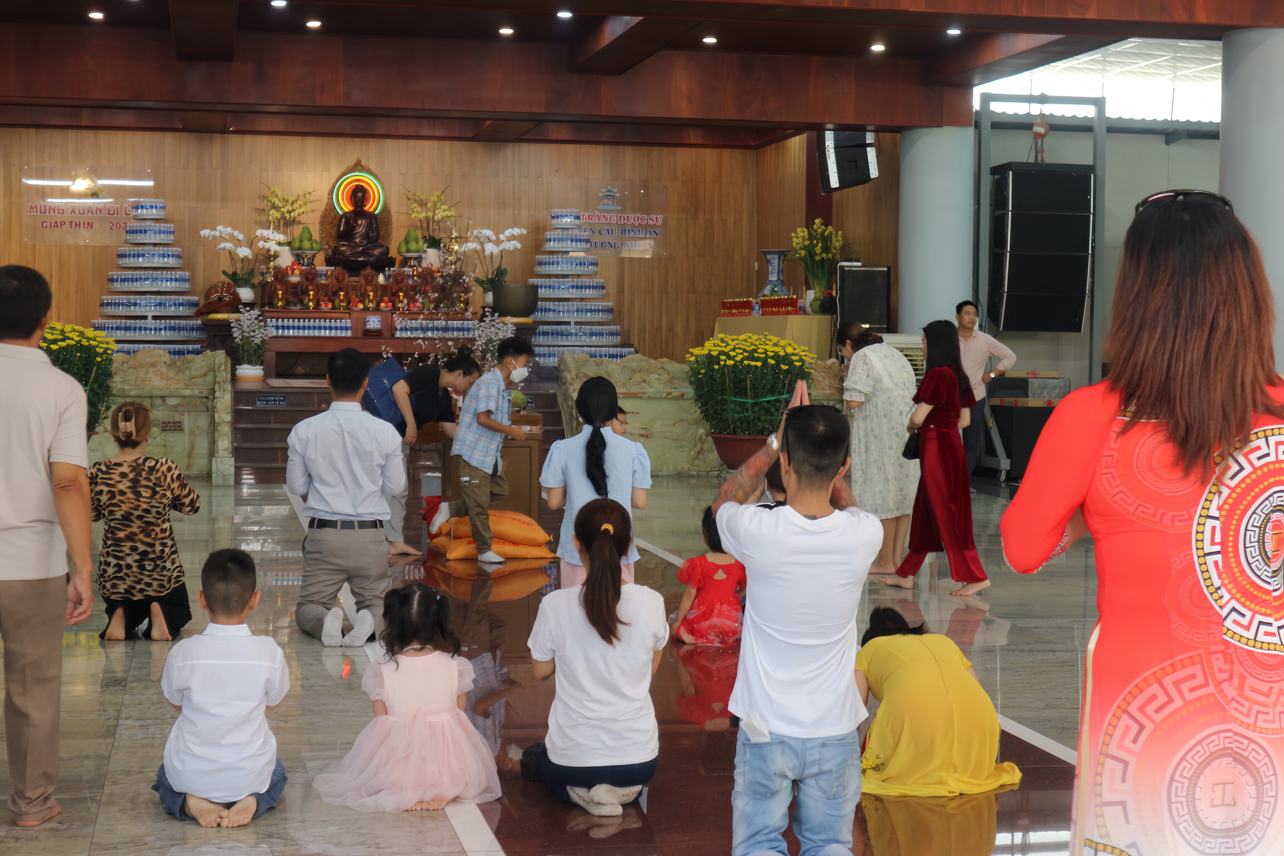 Mùng 1 Tết Nguyên đán người dân TP.HCM nô nức đi lễ chùa- Ảnh 11. Mùng 1 Tết Nguyên đán người dân TP.HCM nô nức đi lễ chùa- Ảnh 11.