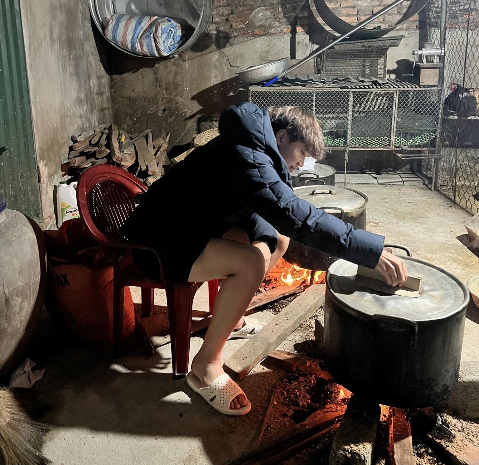 Vũ Thị Hoa bên nồi bánh chưng đón tết Vũ Thị Hoa bên nồi bánh chưng đón tết