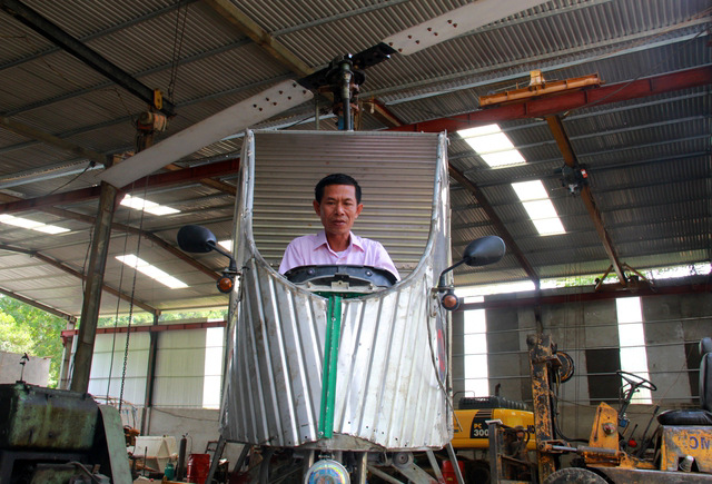 Anh Lê Văn Thỏa trên mô hình máy bay trực thăng do anh tự chế tạo. Ảnh: Phan Ngọc