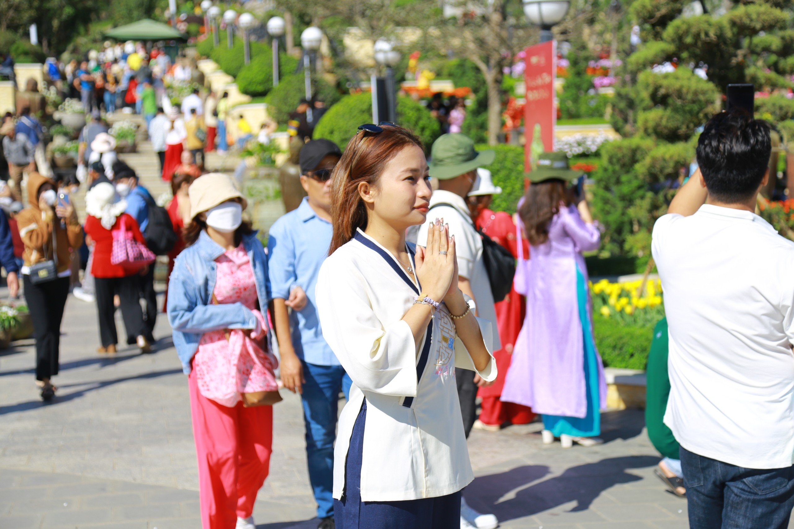Hàng chục ngàn du khách đến Tây Ninh, Đà Nẵng du xuân, cầu an- Ảnh 8.
