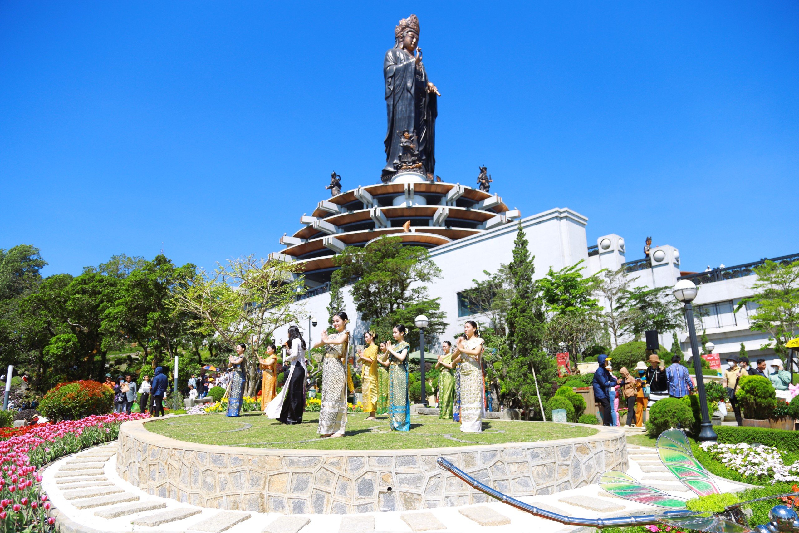 Hàng chục ngàn du khách đến Tây Ninh, Đà Nẵng du xuân, cầu an- Ảnh 10.