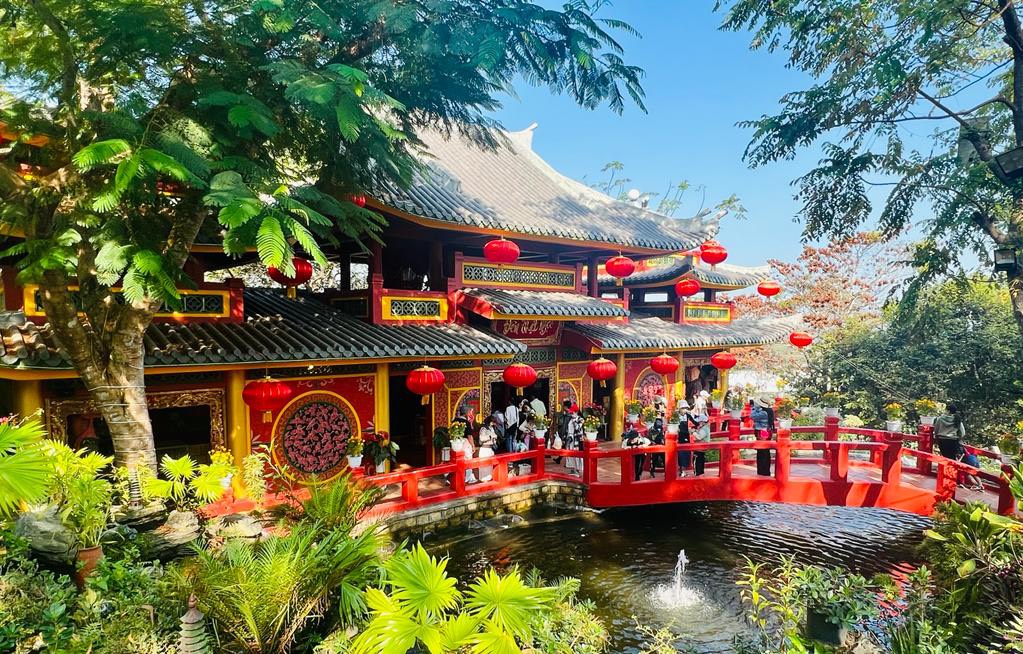 Mùng 2 Tết, diễn viên Tuyền mập tặng hàng ngàn vé cáp treo viếng Bà Chúa Xứ núi Sam- Ảnh 10. C:\Users\PhuocMai\Desktop\bài Cáp treo Tết\mùng 2. tuyền mập\954ef213ffa855f60cb9.jpg
