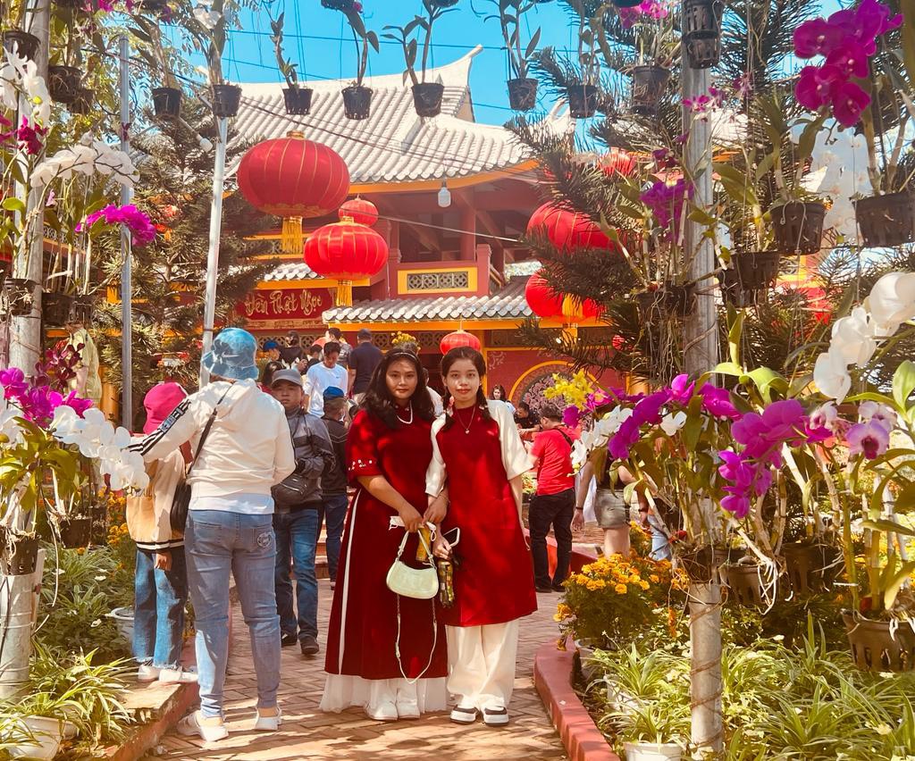 Mùng 2 Tết, diễn viên Tuyền mập tặng hàng ngàn vé cáp treo viếng Bà Chúa Xứ núi Sam- Ảnh 11. C:\Users\PhuocMai\Desktop\bài Cáp treo Tết\mùng 2. tuyền mập\b2e65ec1407aea24b36b.jpg