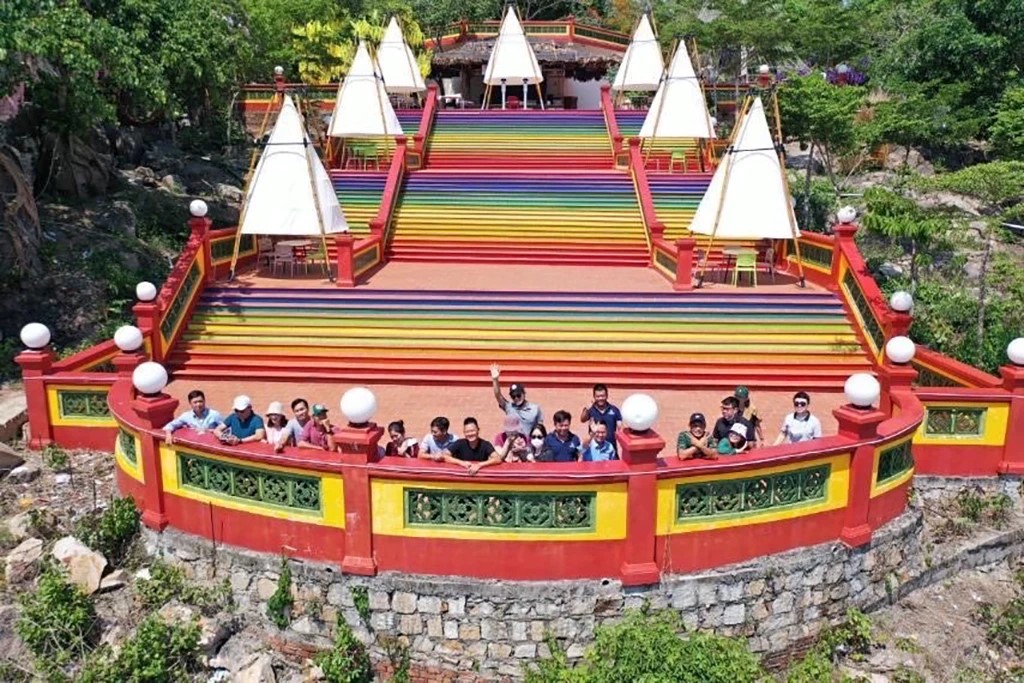 Mùng 2 Tết, diễn viên Tuyền mập tặng hàng ngàn vé cáp treo viếng Bà Chúa Xứ núi Sam- Ảnh 12. C:\Users\PhuocMai\AppData\Local\Packages\Microsoft.Windows.Photos_8wekyb3d8bbwe\TempState\ShareServiceTempFolder\anh-3-16766255664681589318682.jpeg