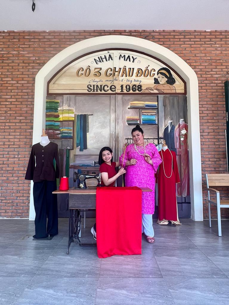 Mùng 2 Tết, diễn viên Tuyền mập tặng hàng ngàn vé cáp treo viếng Bà Chúa Xứ núi Sam- Ảnh 13. C:\Users\PhuocMai\Desktop\bài Cáp treo Tết\mùng 2. tuyền mập\4a8fe5f5ce4e64103d5f.jpg