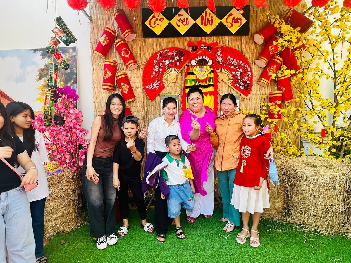 Nghệ sĩ Tuyền mập chúc tết và tặng hàng ngàn vé mời đi Cáp treo núi Sam- Ảnh 2. Nghệ sĩ Tuyền mập chúc tết và tặng hàng ngàn vé mời đi Cáp treo núi Sam- Ảnh 2.
