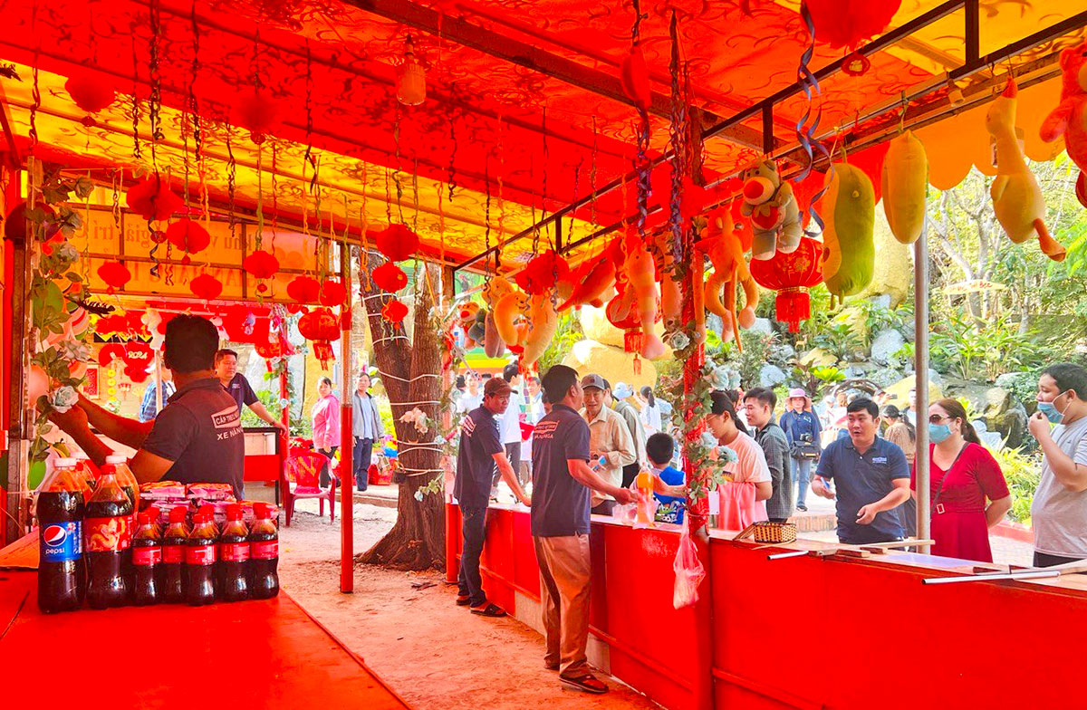 Nghệ sĩ Tuyền mập chúc tết và tặng hàng ngàn vé mời đi Cáp treo núi Sam- Ảnh 5. Nghệ sĩ Tuyền mập chúc tết và tặng hàng ngàn vé mời đi Cáp treo núi Sam- Ảnh 5.
