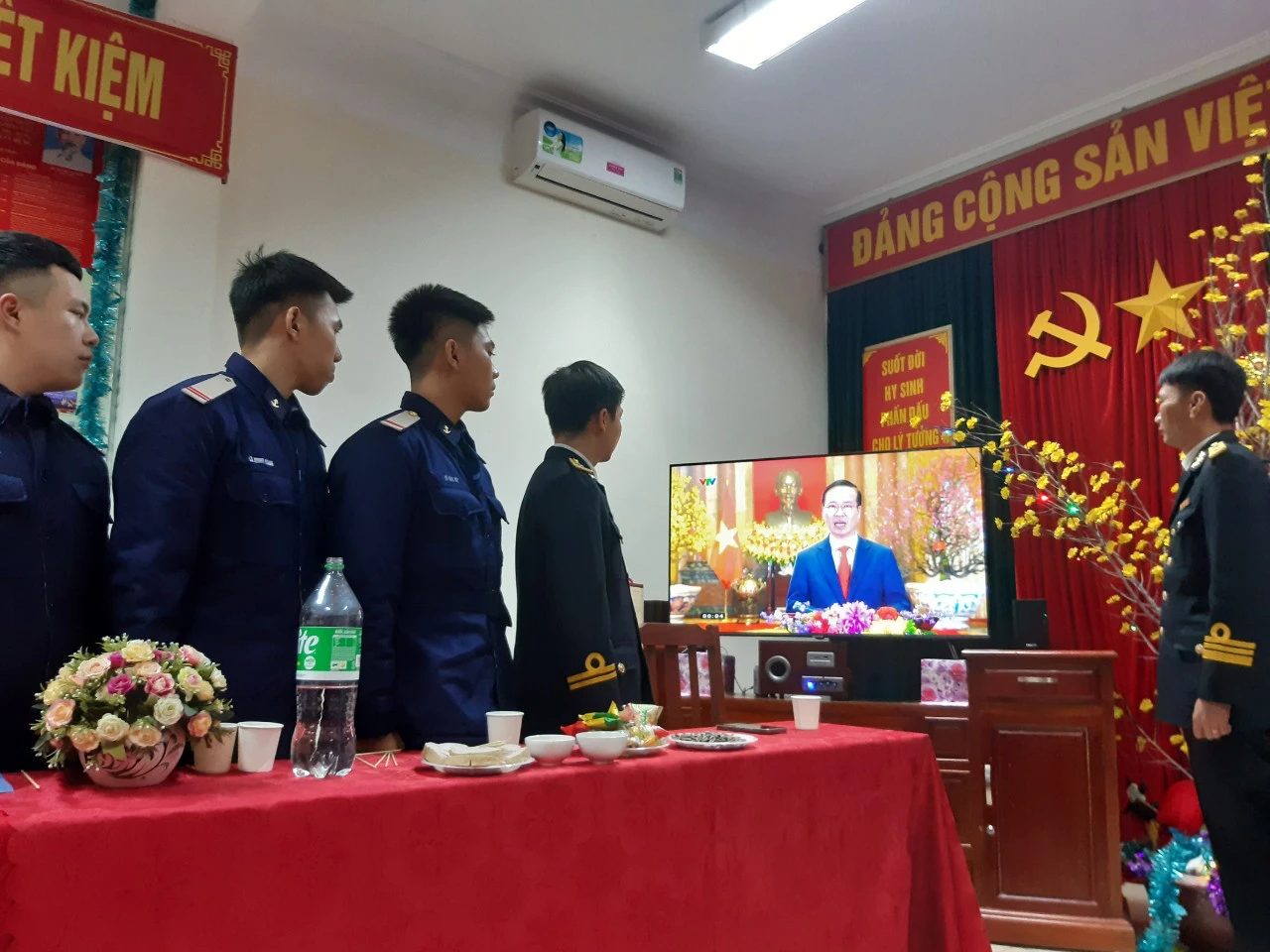Đón Tết trên cánh sóng, đỉnh sơn- Ảnh 2. Đón Tết trên cánh sóng, đỉnh sơn- Ảnh 2.