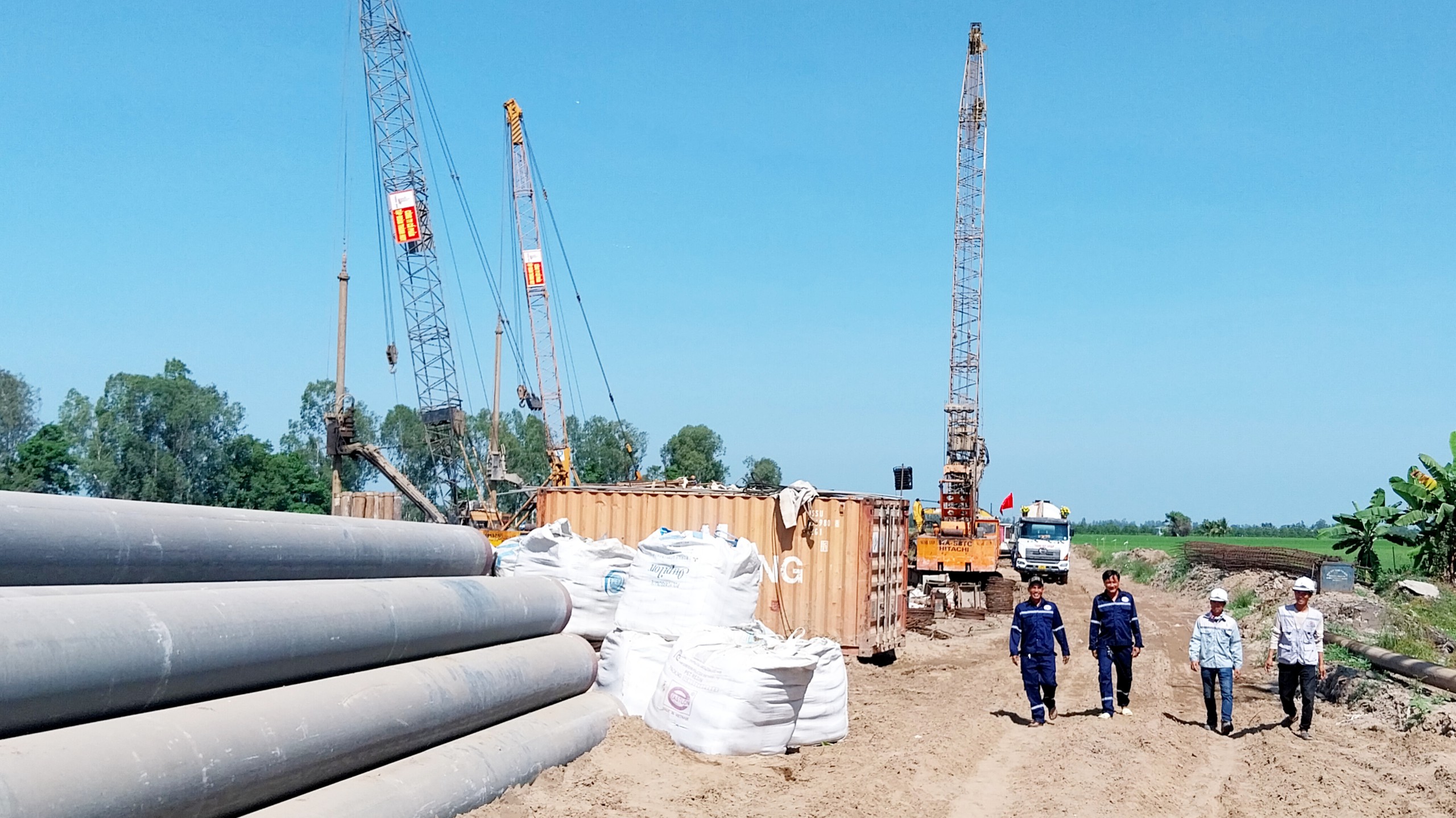 Làm cầu xuyên Tết trên công trường cao tốc Châu Đốc - Cần Thơ - Sóc Trăng- Ảnh 2. Làm cầu xuyên Tết trên công trường cao tốc Châu Đốc - Cần Thơ - Sóc Trăng- Ảnh 2.
