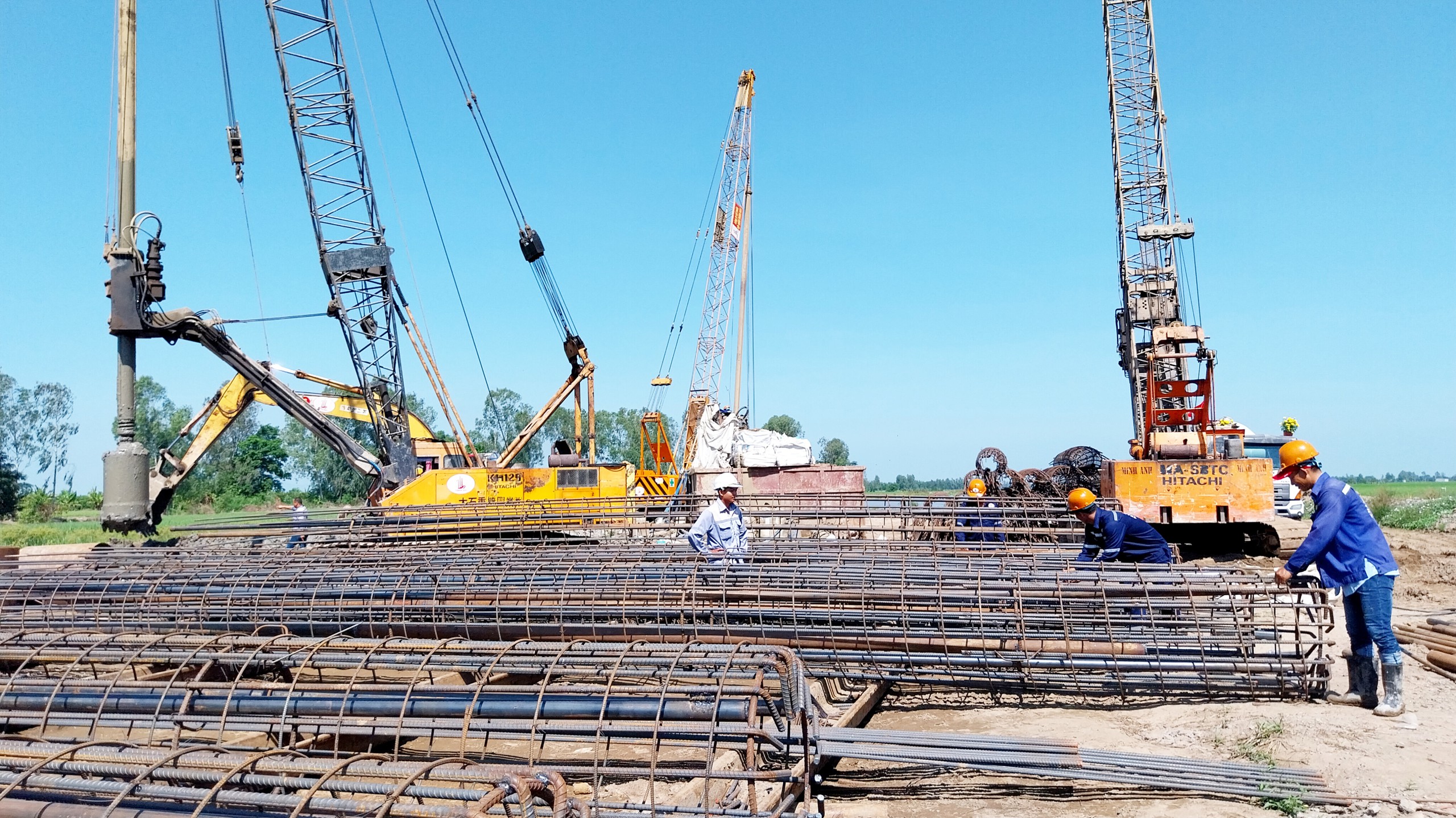 Làm cầu xuyên Tết trên công trường cao tốc Châu Đốc - Cần Thơ - Sóc Trăng- Ảnh 3. Làm cầu xuyên Tết trên công trường cao tốc Châu Đốc - Cần Thơ - Sóc Trăng- Ảnh 3.