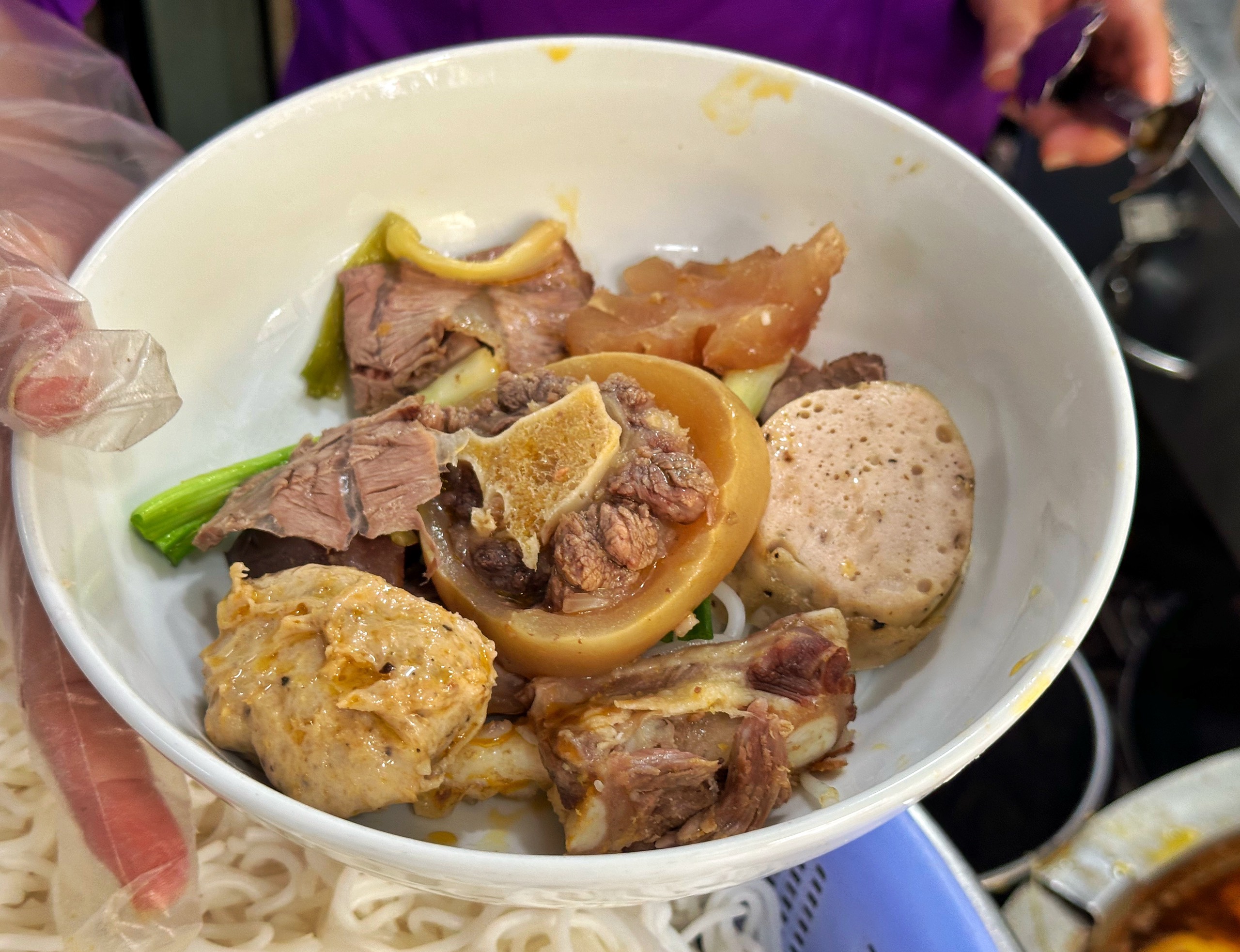 Hủ tiếu, bún bò… TP.HCM bán xuyên tết, có quán mở 24/24: Giá tăng thế nào?- Ảnh 2. Hủ tiếu, bún bò… TP.HCM bán xuyên tết, có quán mở 24/24: Giá tăng thế nào?- Ảnh 2.