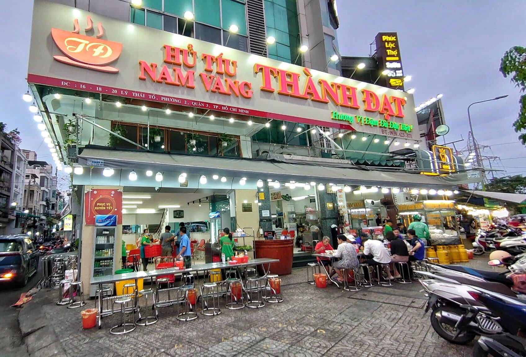 Hủ tiếu, bún bò… TP.HCM bán xuyên tết, có quán mở 24/24: Giá tăng thế nào?- Ảnh 4. Hủ tiếu, bún bò… TP.HCM bán xuyên tết, có quán mở 24/24: Giá tăng thế nào?- Ảnh 4.