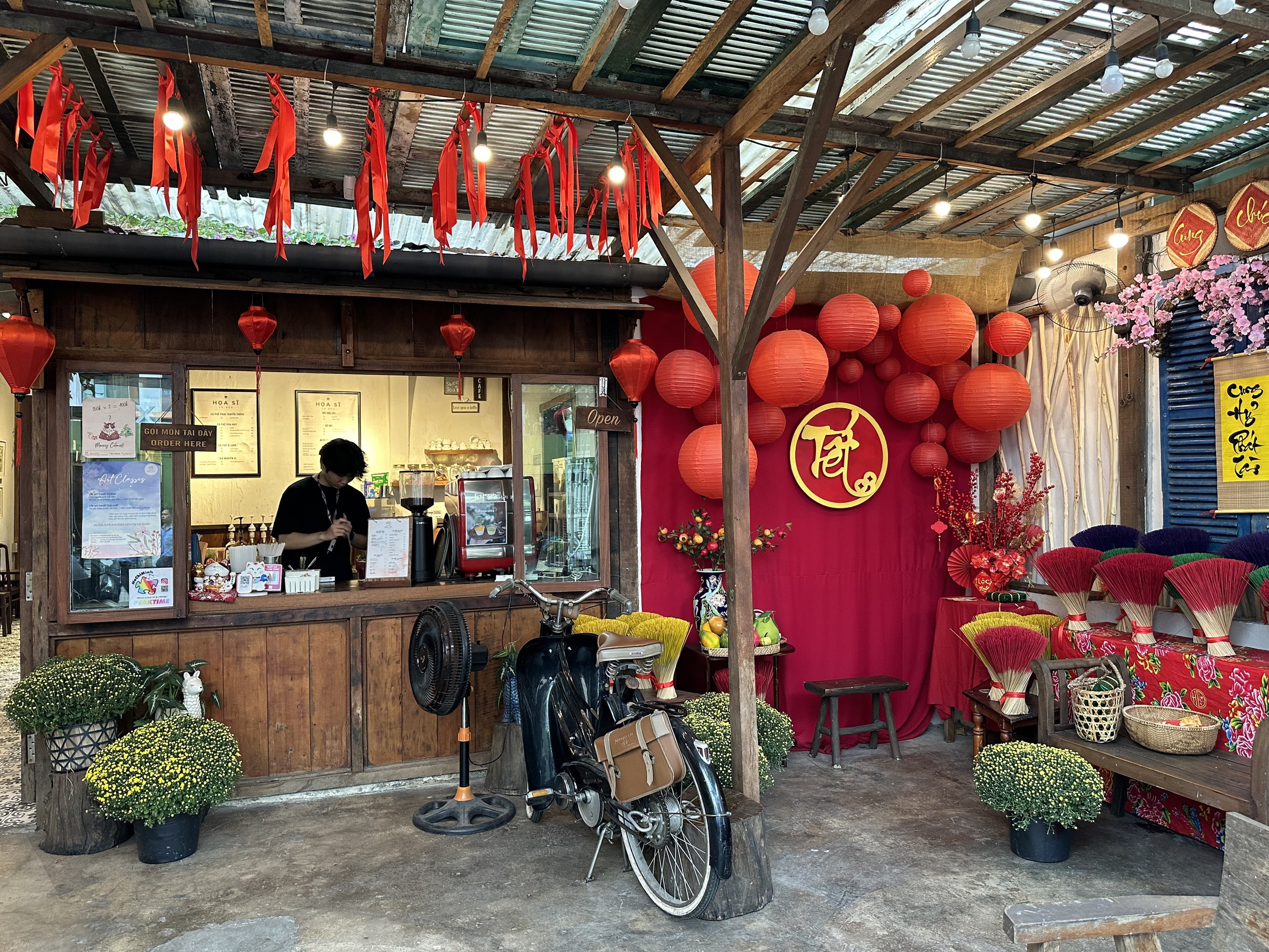Hủ tiếu, bún bò… TP.HCM bán xuyên tết, có quán mở 24/24: Giá tăng thế nào?- Ảnh 6. Hủ tiếu, bún bò… TP.HCM bán xuyên tết, có quán mở 24/24: Giá tăng thế nào?- Ảnh 6.