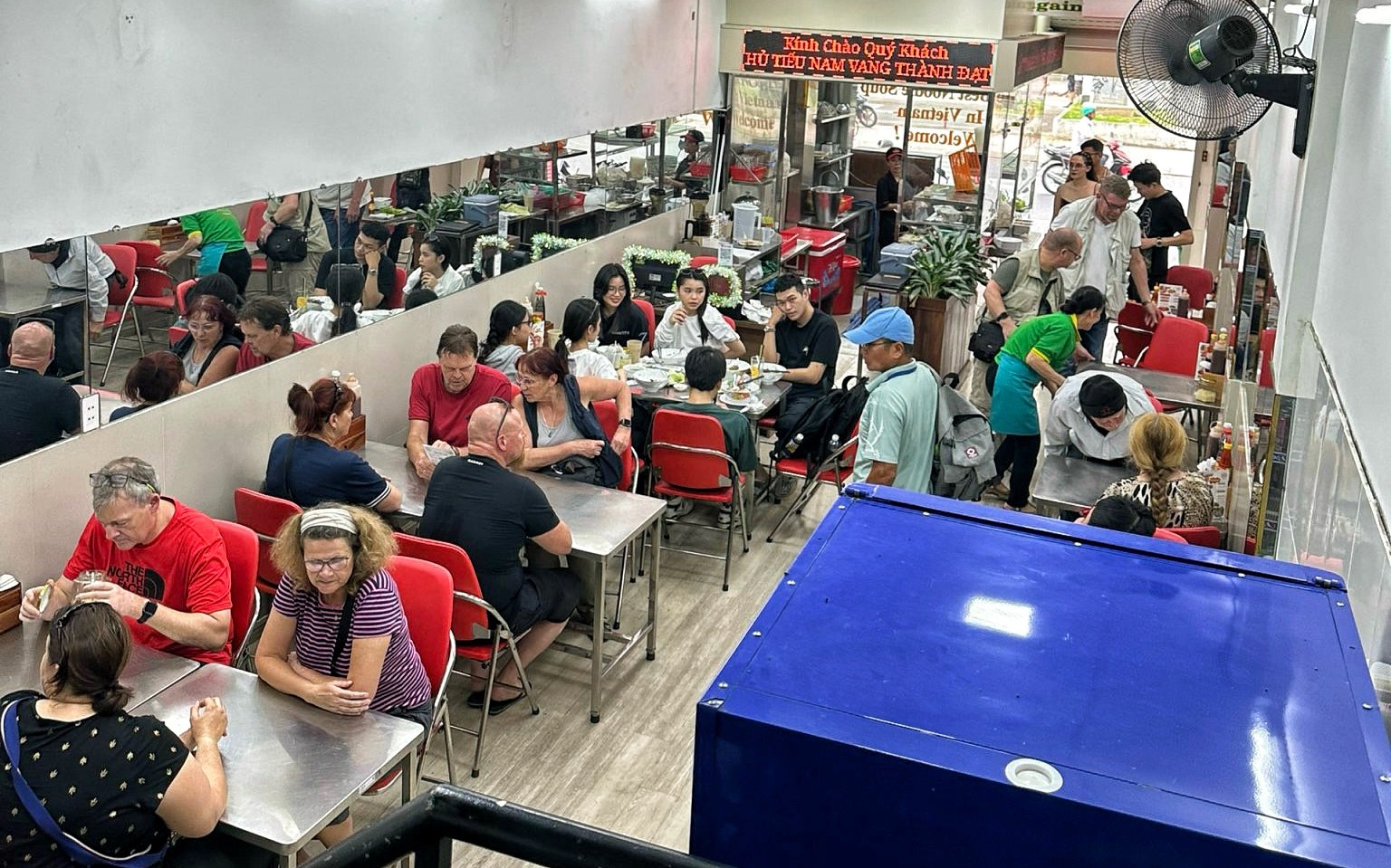 Hủ tiếu, bún bò… TP.HCM bán xuyên tết, có quán mở 24/24: Giá tăng thế nào?- Ảnh 5. Hủ tiếu, bún bò… TP.HCM bán xuyên tết, có quán mở 24/24: Giá tăng thế nào?- Ảnh 5.